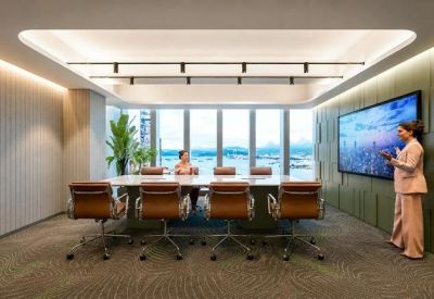 Modern conference room with a large screen and floor-to-ceiling windows.