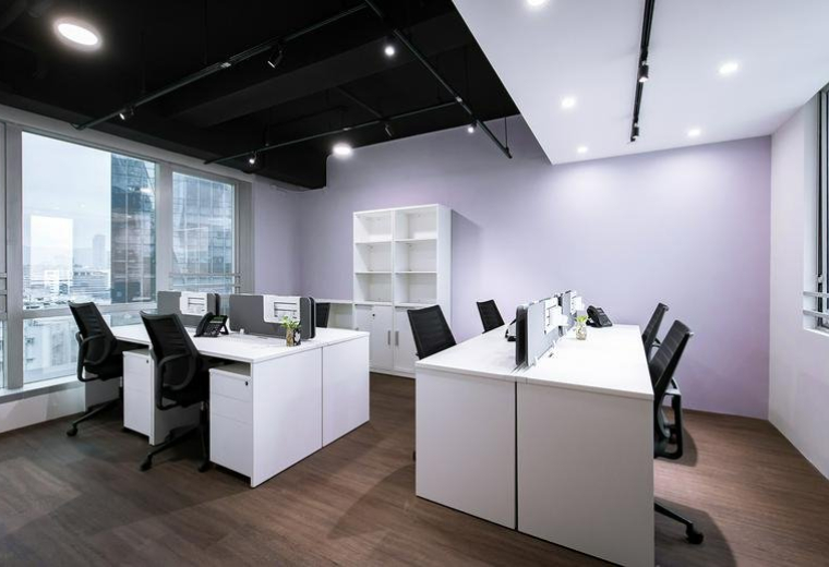 Spacious open-plan workspace at Everglory Centre with modern desks and large windows.
