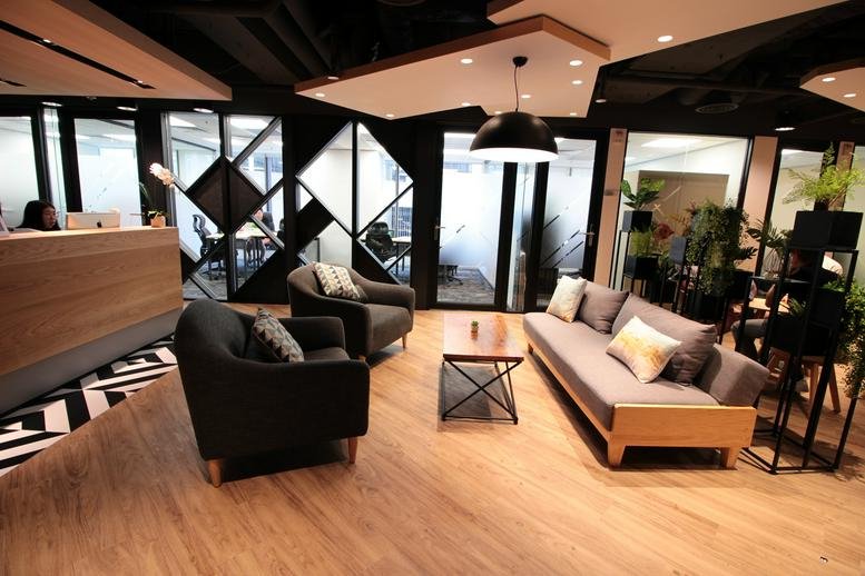 Warm, modern reception and lounge area at Admiralty Centre Tower 2, 18 Harcourt Road, Level 8 and 11.
