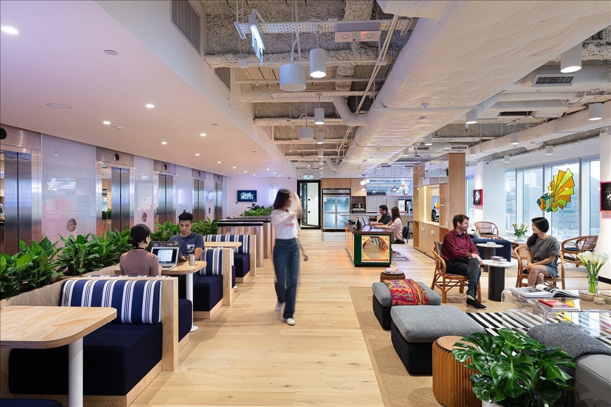 Spacious communal lounge at Lee Garden One, 33 Hysan Avenue, with booths, plants, and natural light.