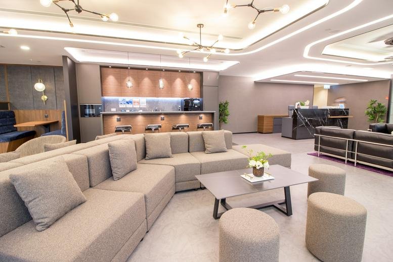 Spacious communal lounge with modern seating and bar area at The Lee Gardens, Hysan Avenue.